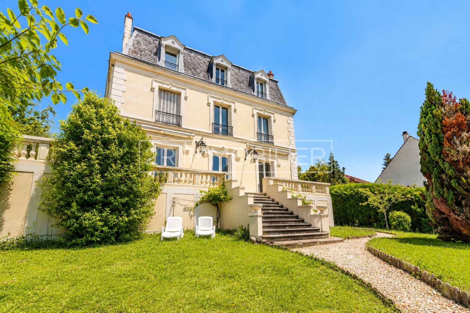 Maison 11 pièces 325 m² · à Dampmart · 325 m² · 1 020 000 €